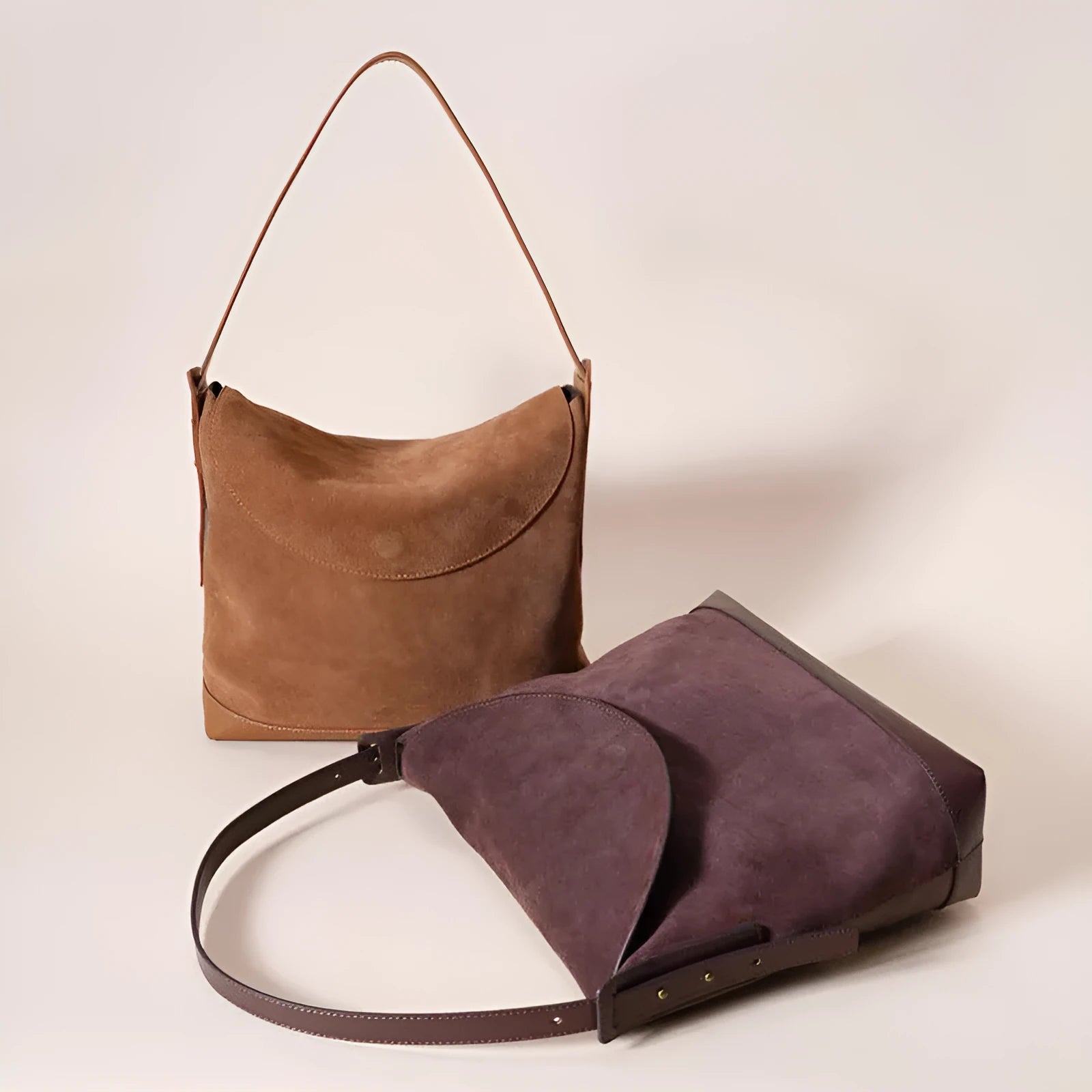 Genuine leather women's shoulder bag in retro style with clamshell design and internal organisers