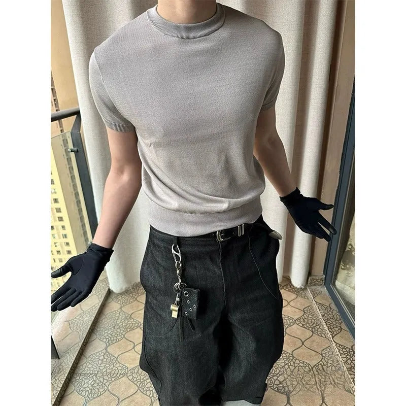 Men's slim fit knitted polyester t-shirt with cuff-closing sleeves in solid colours