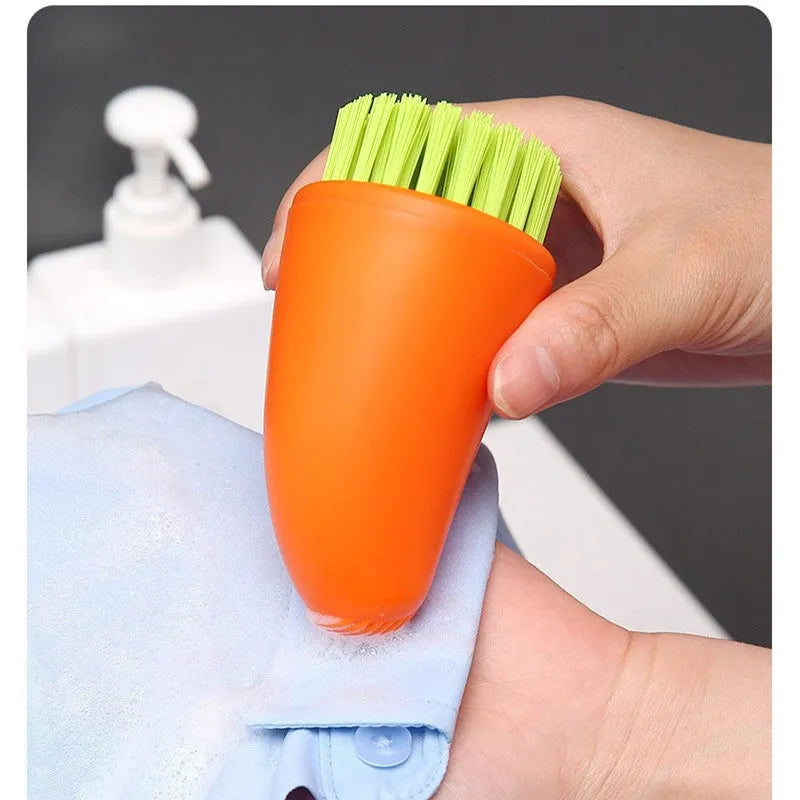 White and orange carrot-shaped kitchen cleaning brush with nylon bristles and a 15cm handle.
