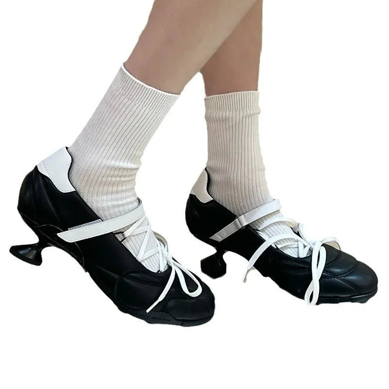 Women's silver lace-up bow sports shoes with round toe and 3-5cm mid heel on a light background.