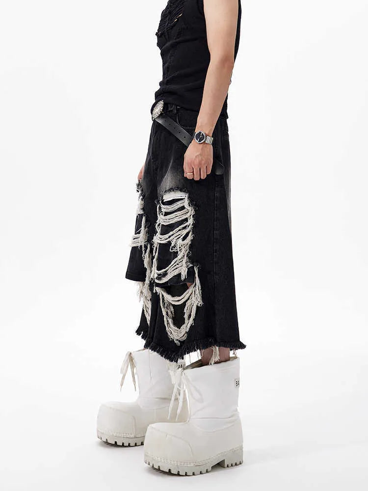 Black cropped wide-leg jeans with mid-high waist, showing loose fit and micro-elastic cotton fabric