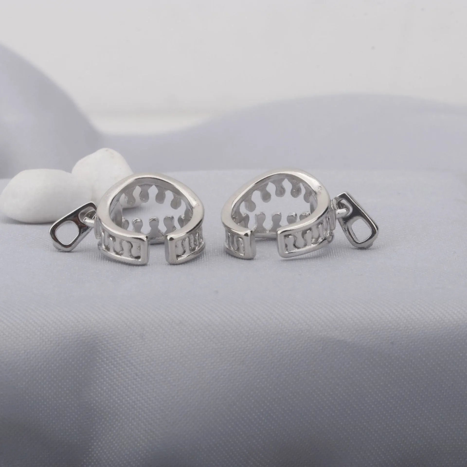 Copper geometric ear clip with zipper closure in ES862 colour, showing simple line design