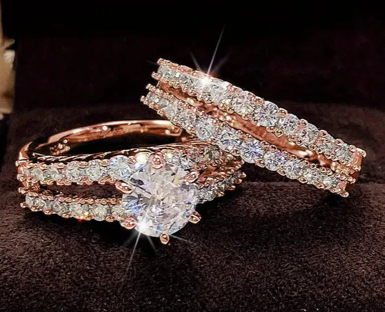 A 2 in 1 female ring set showing a geometric fashion ring and a fully-jewelled ring in gold, rose gold, or silver colour on a UK size 8 finger.