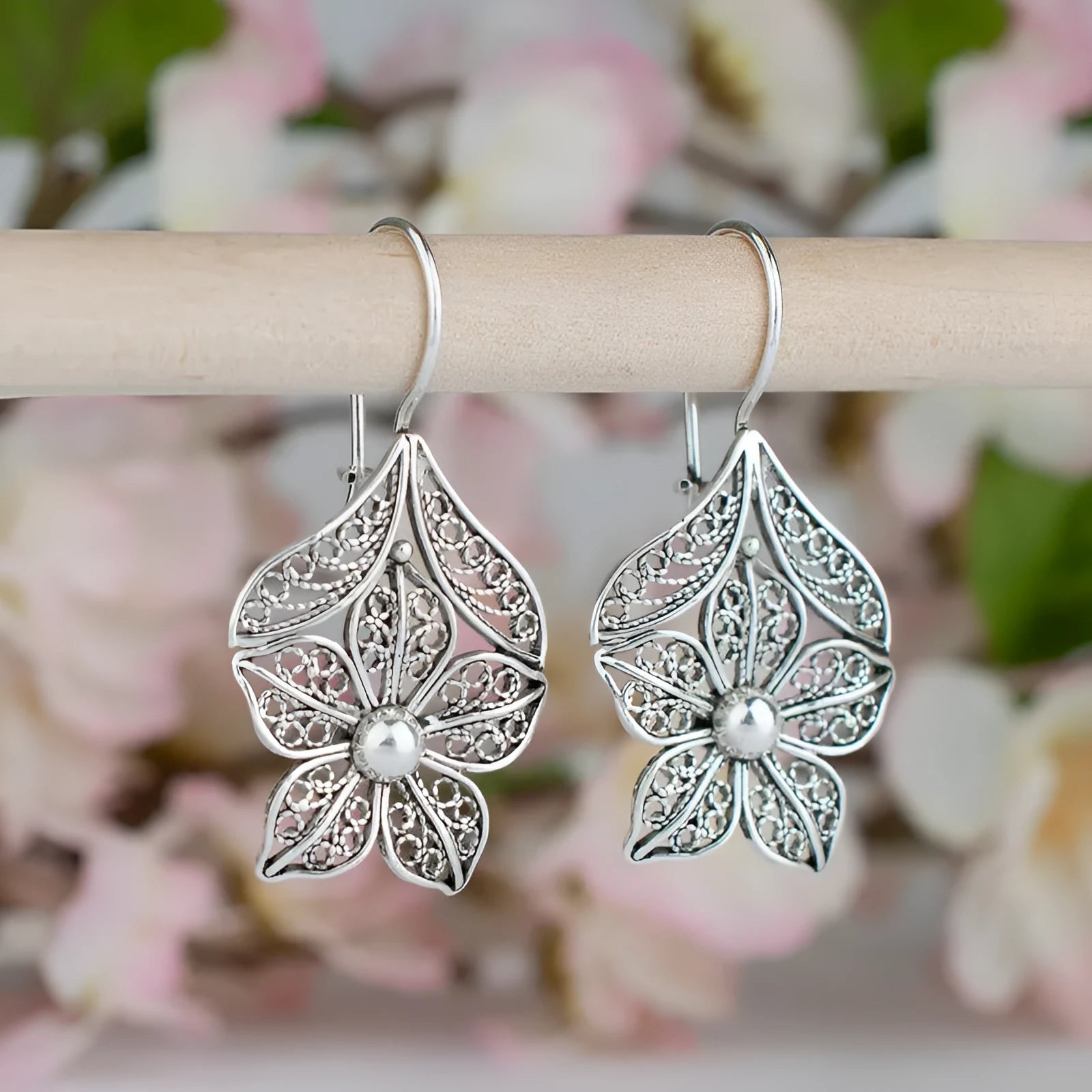 Silver retro hollow flower leaf-shaped alloy earrings for women with pierced fitting