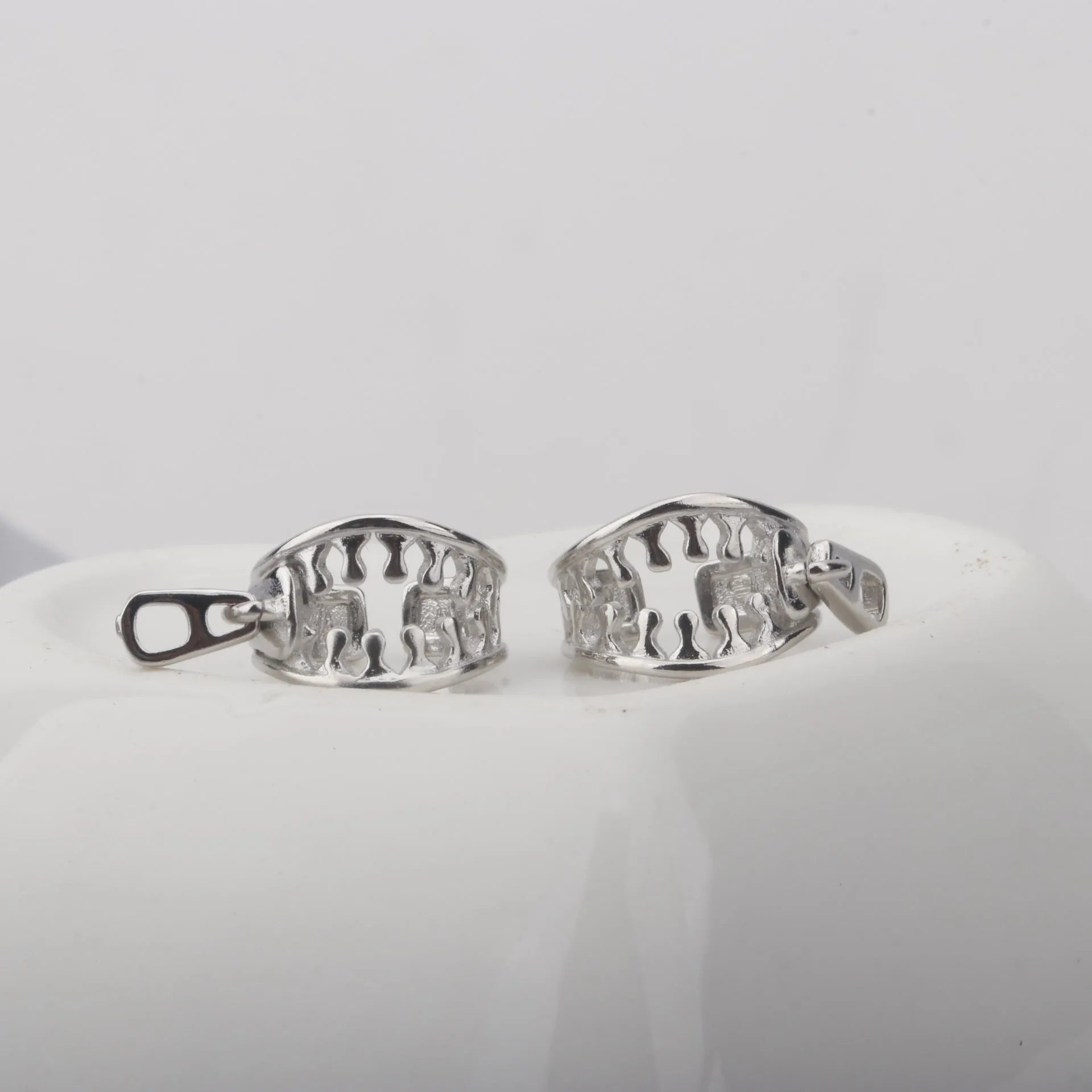 Copper geometric ear clip with zipper closure in ES862 colour, showing simple line design