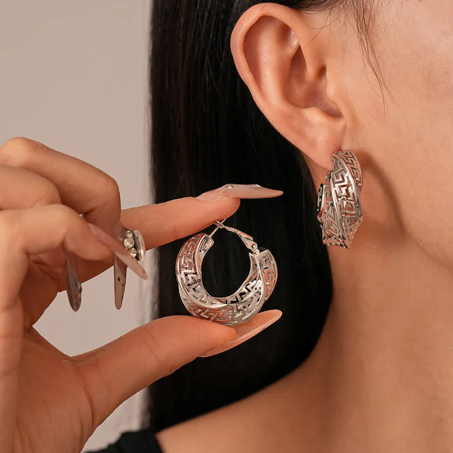 Geometric twisted round hollow stud earrings in silver or gold finish, 2.5cm diameter