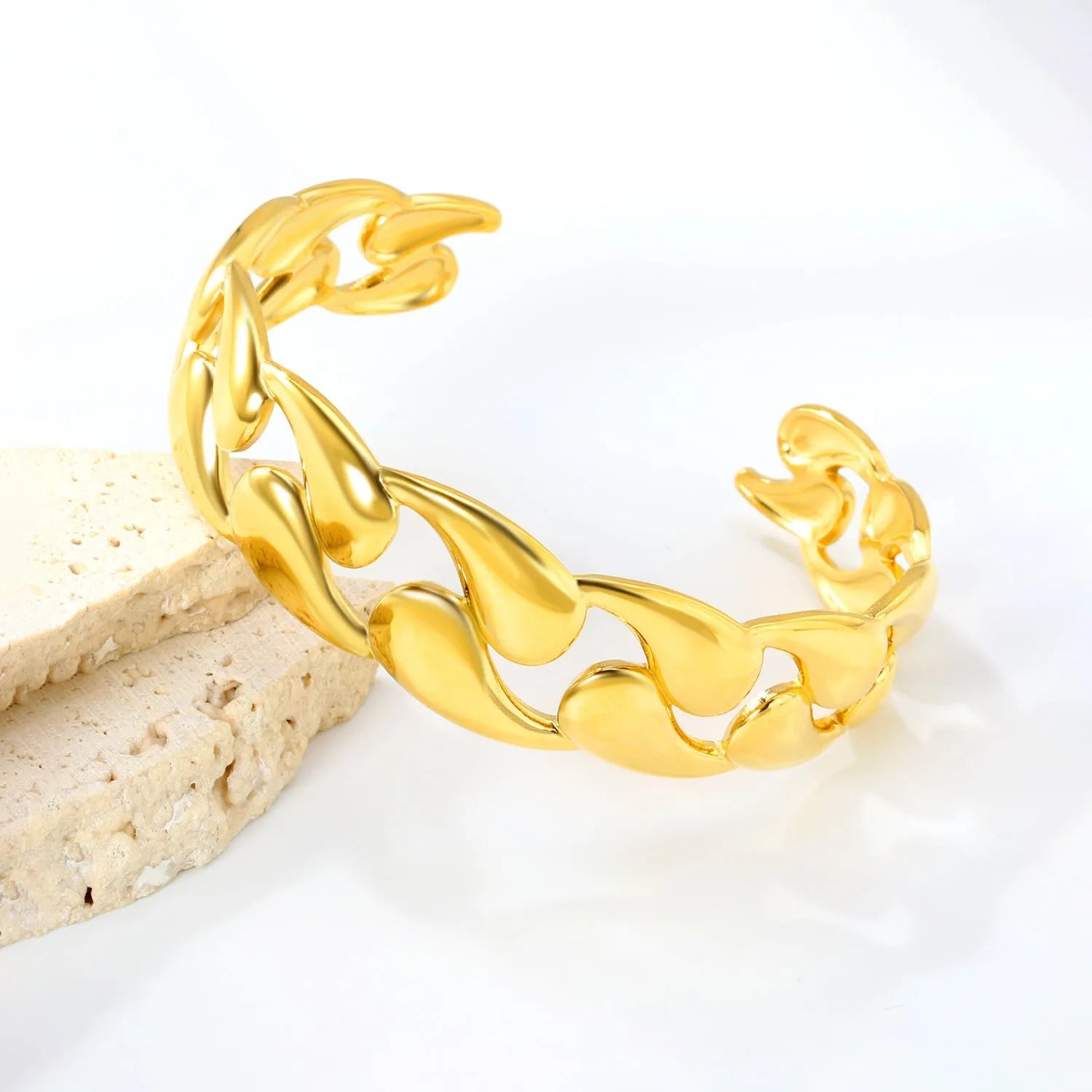 Stainless steel alloy bracelet with advanced European and American styling in three colour options