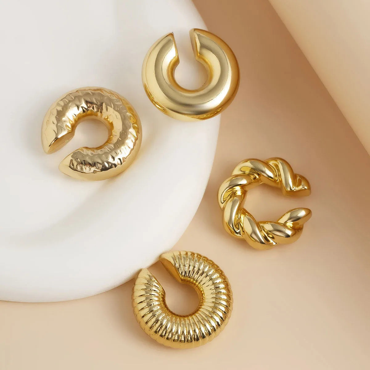 Geometric ear clip set with four pieces in gold or silver, non-pierced design for women