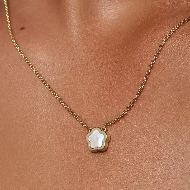 Mother of pearl shell flower necklace with copper chain in silver or gold colour