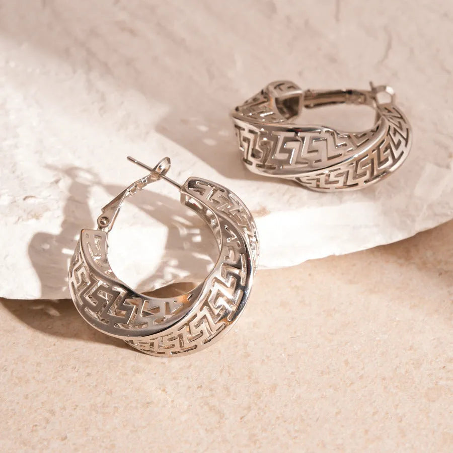 Geometric twisted round hollow stud earrings in silver or gold finish, 2.5cm diameter