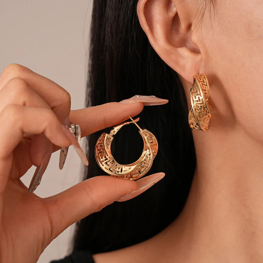 Geometric twisted round hollow stud earrings in silver or gold finish, 2.5cm diameter