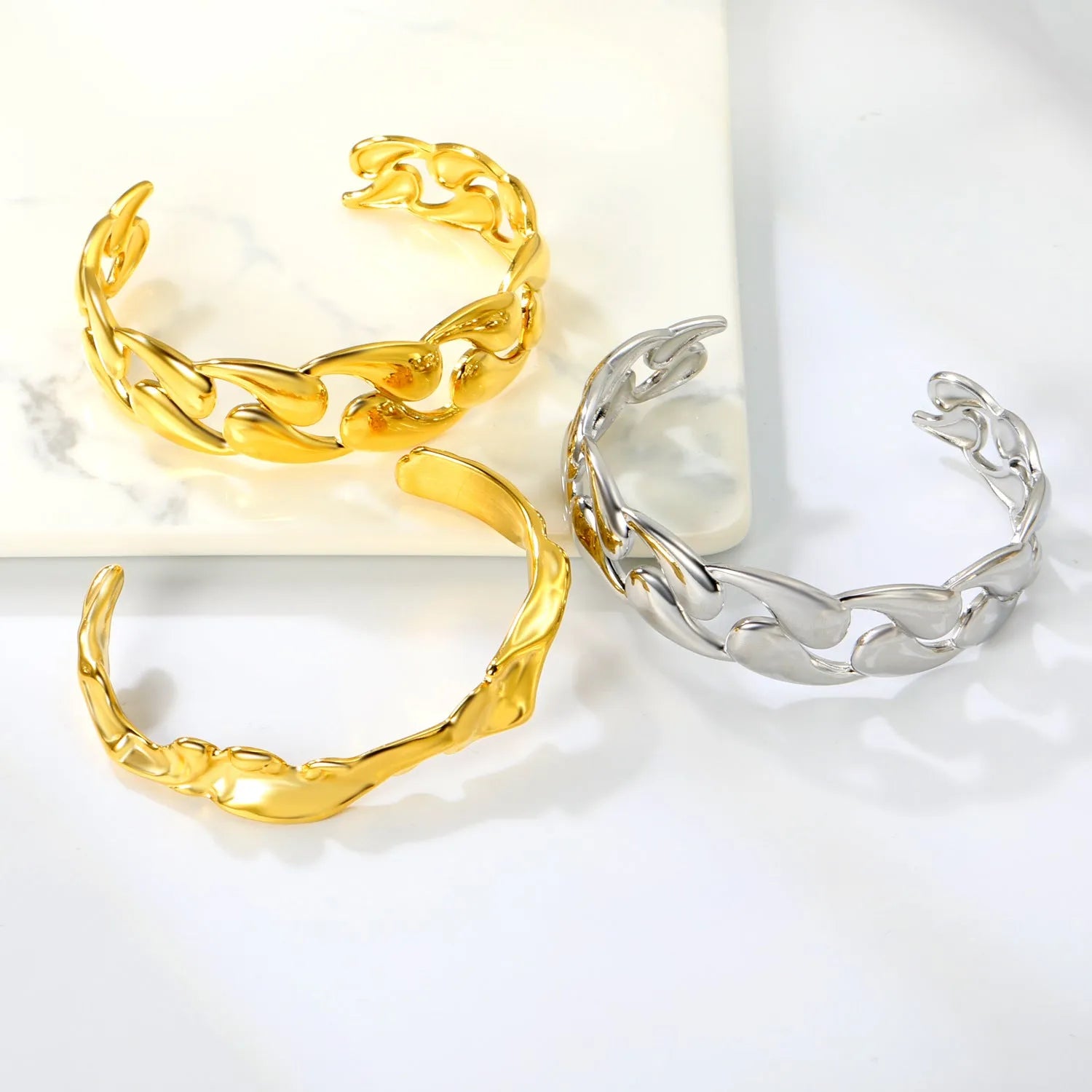 Stainless steel alloy bracelet in silver or gunmetal colour with advanced European and American design style