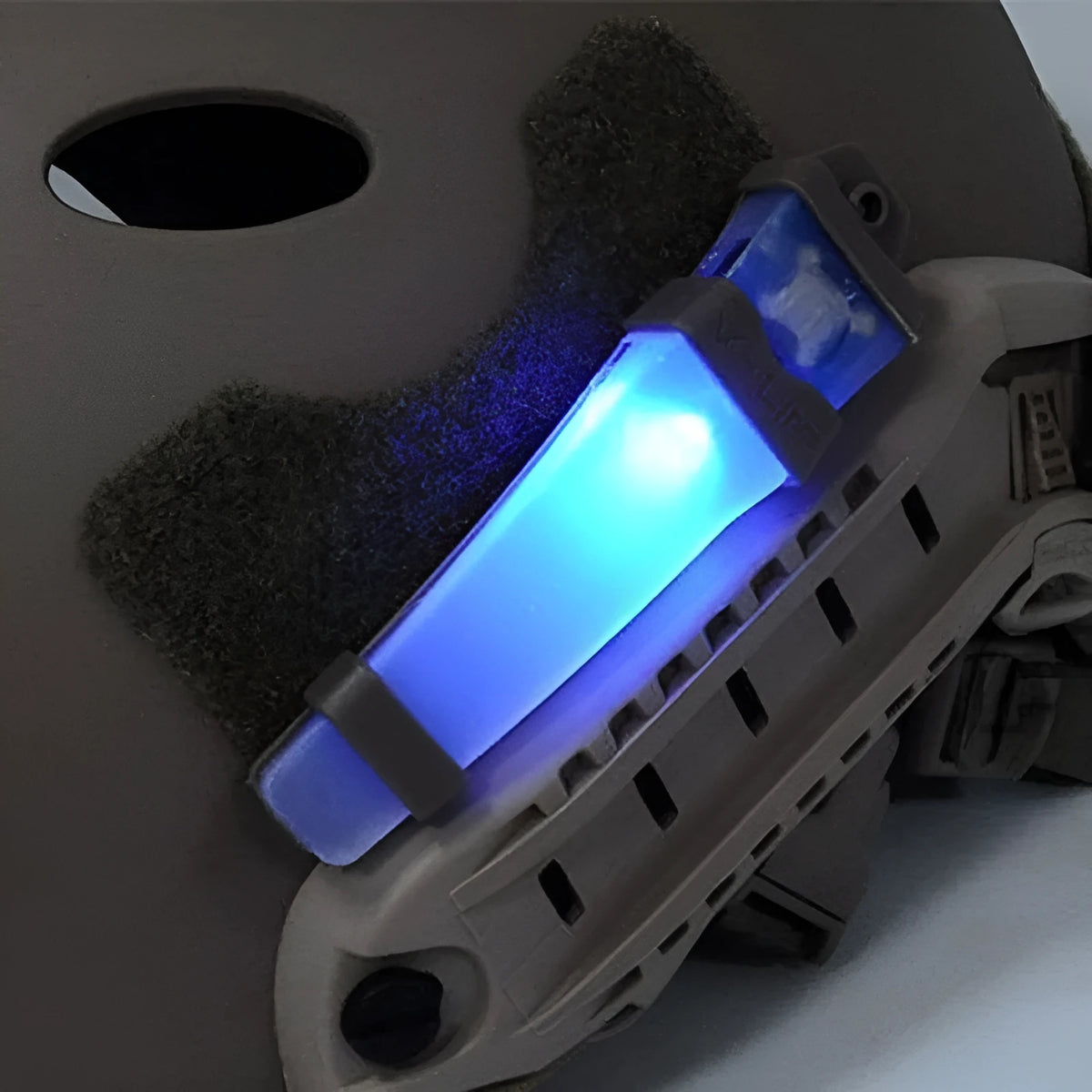 Tactical helmet signal lamp in black or sand shell with red, green, or blue light, 11cm x 3cm x 1.3cm, waterproof.