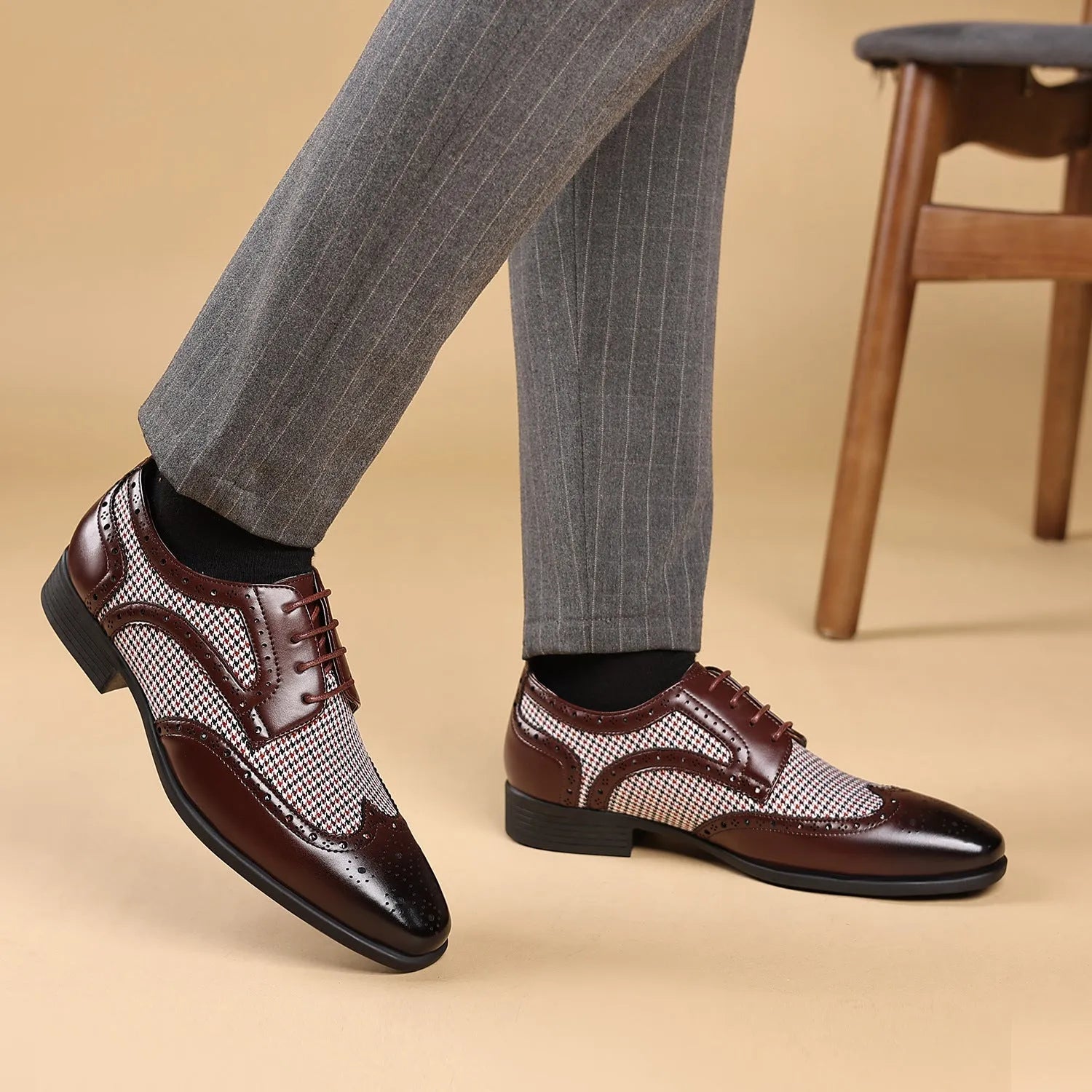 Imitation houndstooth men's casual leather shoes in plaid pattern with canvas upper and rubber sole