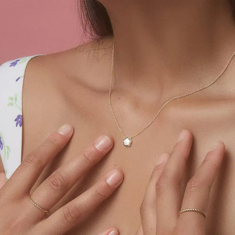 Mother of pearl shell flower necklace with copper chain in silver or gold colour