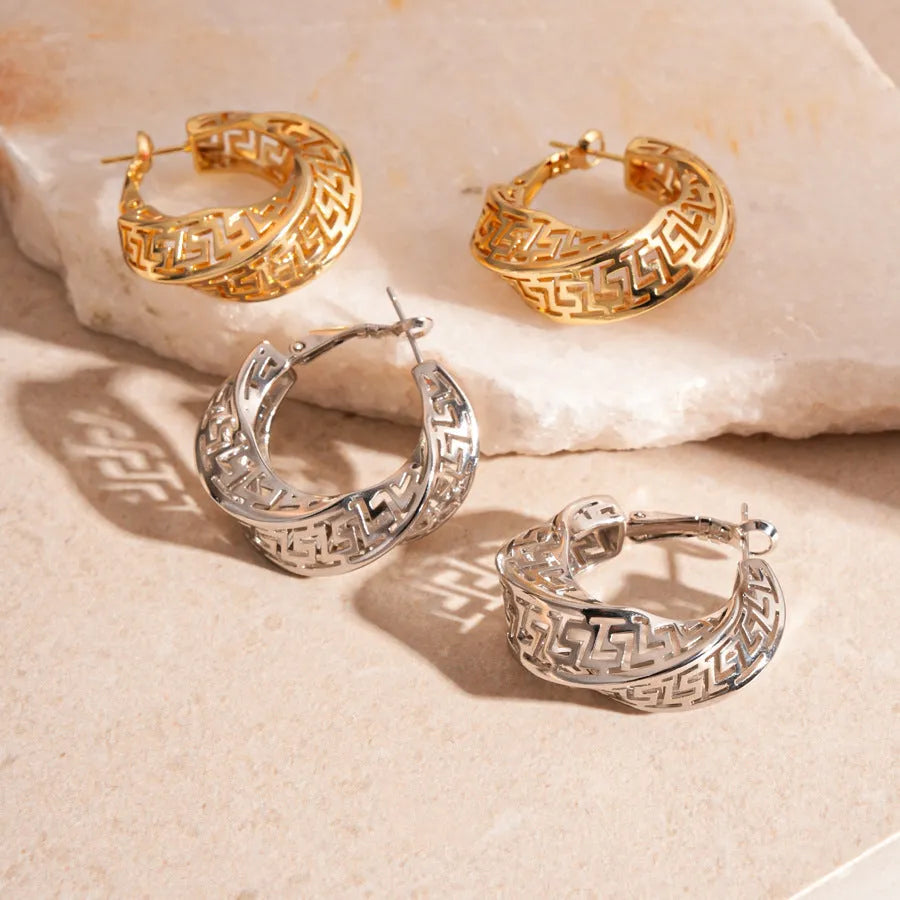 Geometric twisted round hollow stud earrings in silver or gold finish, 2.5cm diameter