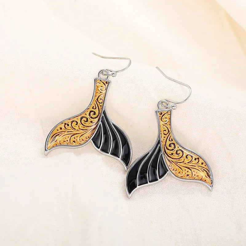 Women's fishtail design earrings with whale motifs in white gold colour alloy