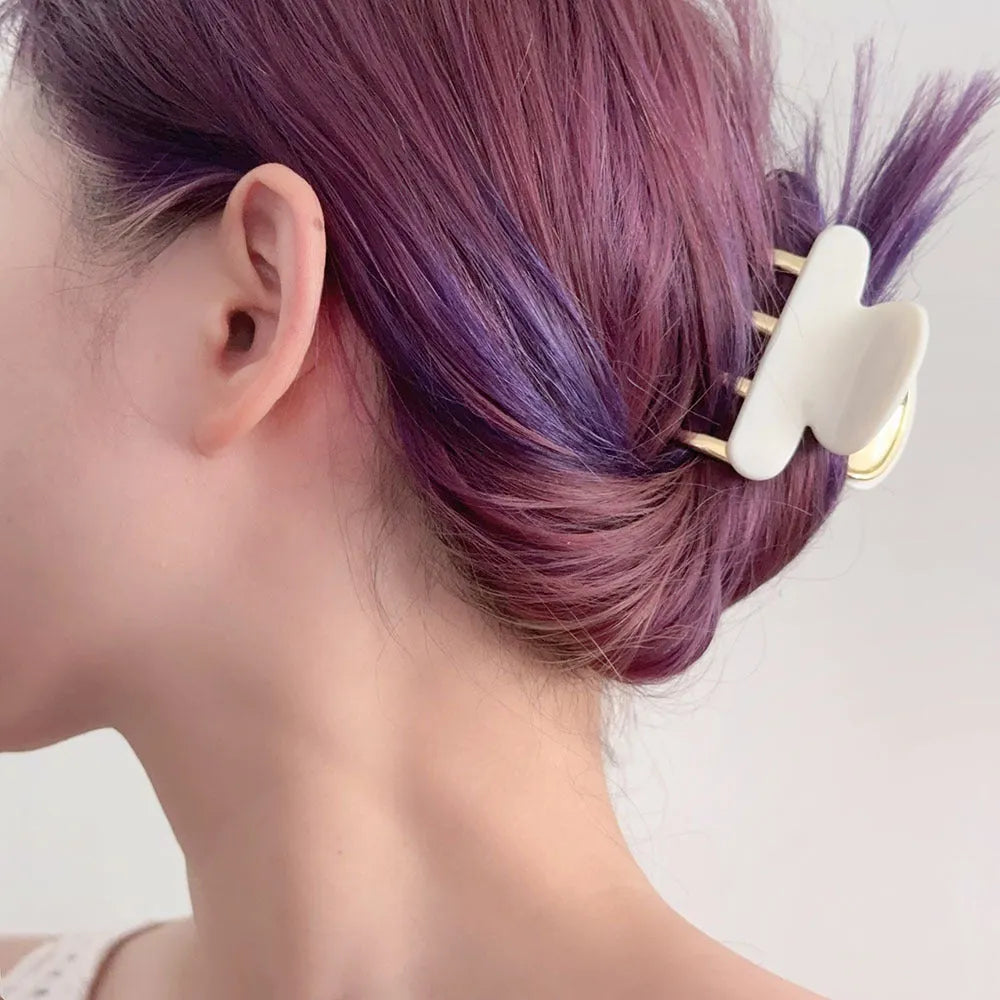 Set of retro-style alloy acrylic women's hair barrettes with metal grip in beige, white, ink and leopard print colours.