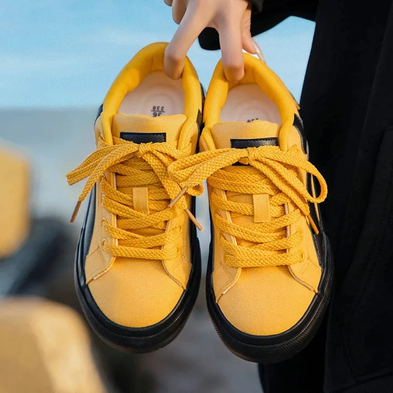 Women's low-top lace-up board shoes in synthetic leather with a vulcanised rubber sole.