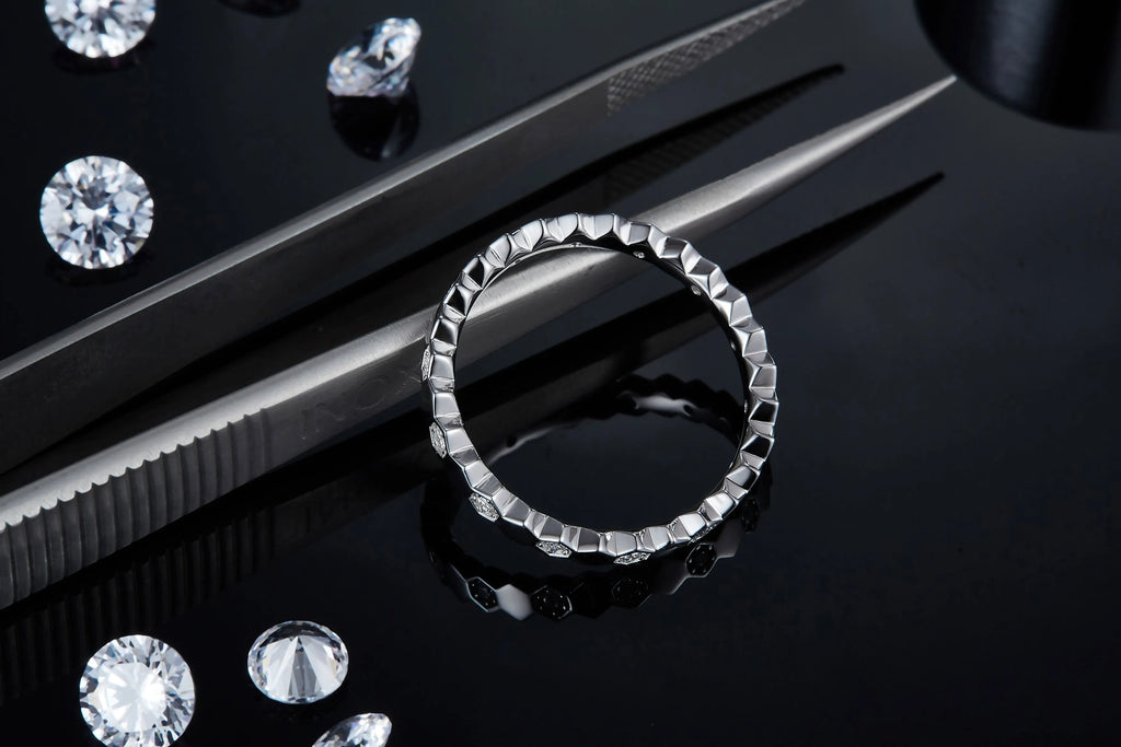 Moissanite wedding ring set in S925 silver with platinum plating, sizes 5-9, GRA certificate and gift box.