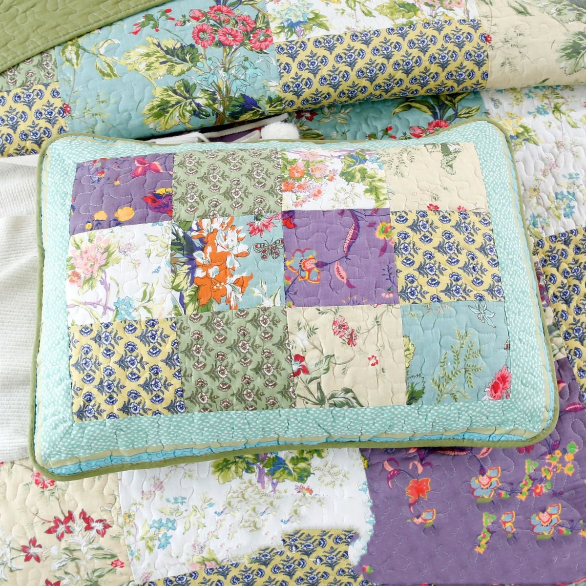 Pure cotton three-piece bedding set with quilted flower splicing pattern, bedspread-style, for 2.0m bed.