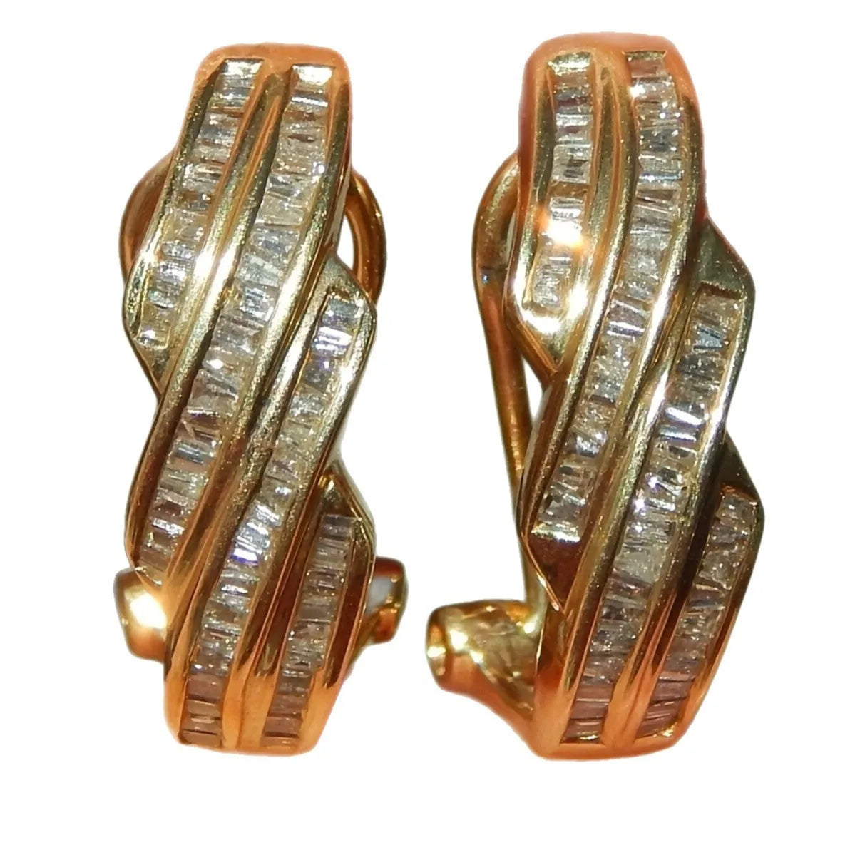 Geometric copper earrings with round element in gold finish for unisex office wear