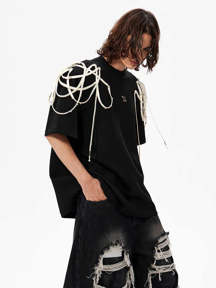 Black loose-fit T-shirt with padded shoulders, short sleeves and round neck collar on size chart