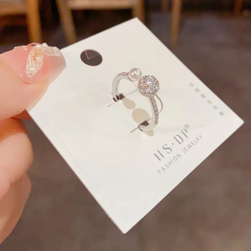 Open-end women's ring with round zircon stones and geometric design in gold plating