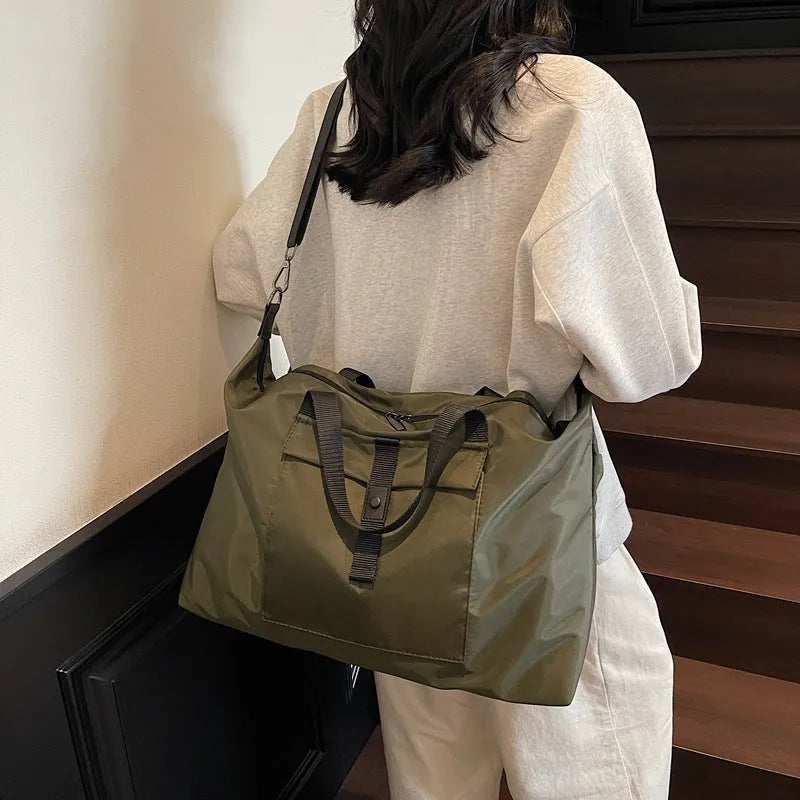 One-shoulder travel bag in grey, black or green with 36-55 litre capacity and Oxford cloth construction