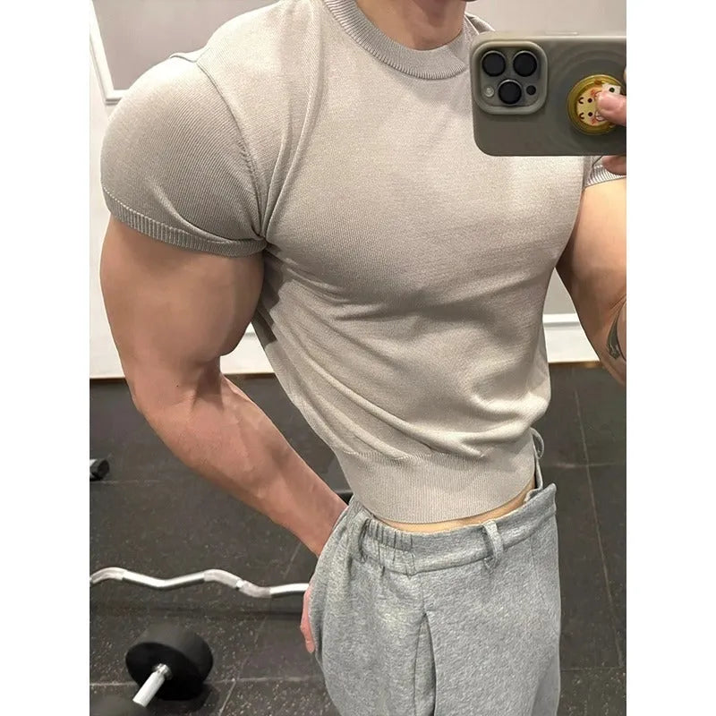 Men's slim fit knitted polyester t-shirt with cuff-closing sleeves in solid colours