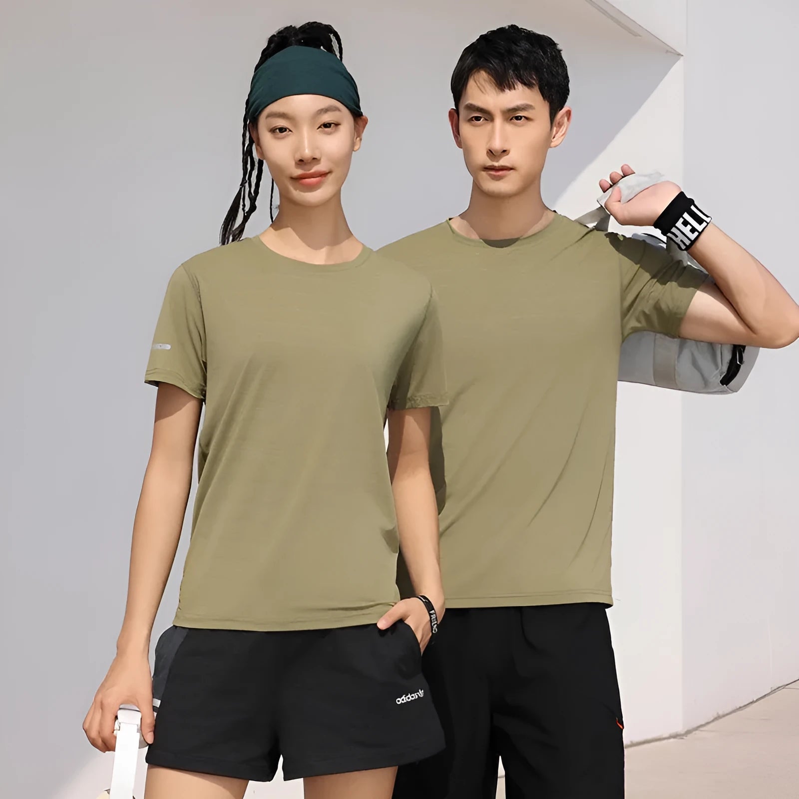 Man wearing a solid colour quick-drying waterproof work t-shirt with short sleeves on a worksite.