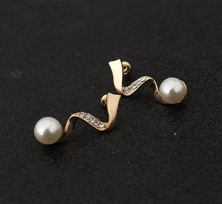 Gold electroplated pearl necklace and earrings jewellery suite with deep V clavicle design