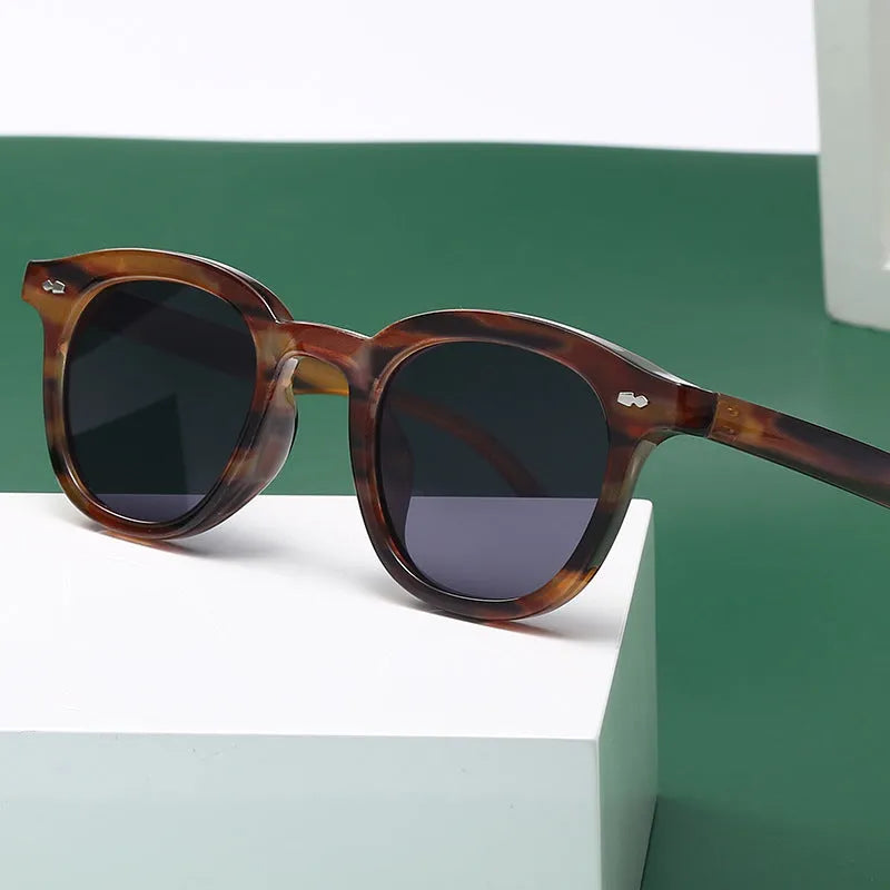 Retro round fashion sunglasses with a PC frame and metal hinge