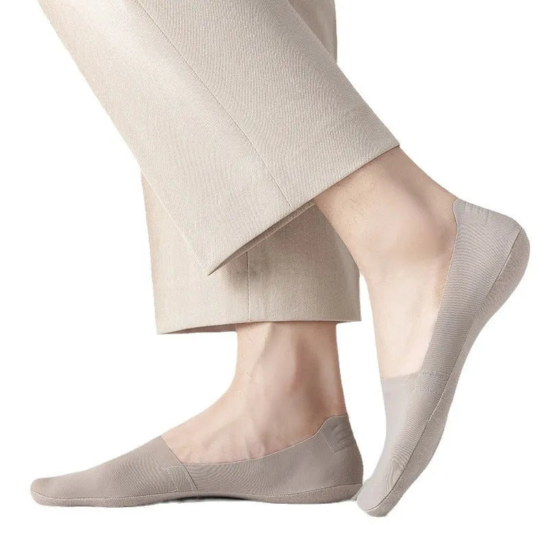 Men's invisible seamless ankle socks in black with pure cotton bottom and ice silk fabric