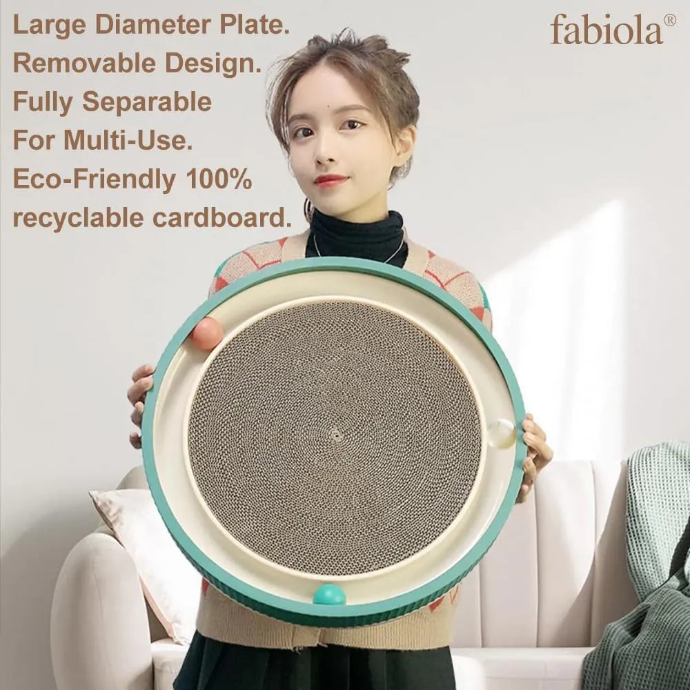 Green and white cat scratching board with 45cm diameter, showing corrugated cardboard surface and three ball toys