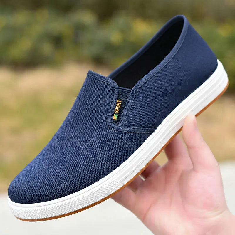 Men's low-top canvas slip-on shoes with round toe and injection moulded soles in black or blue