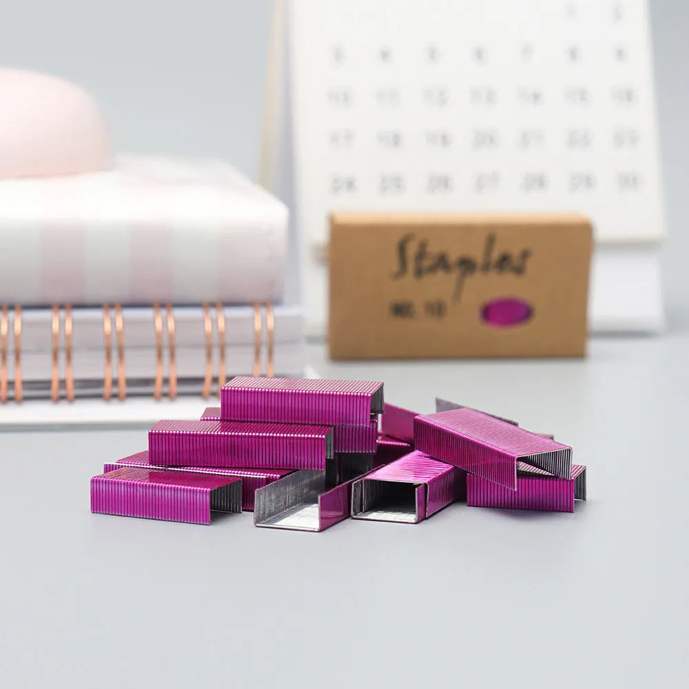Box of 1000 metal staples in four colour options: black, purple, rose gold, and rose red