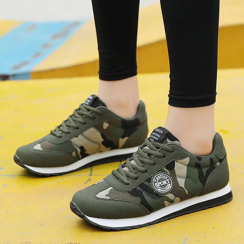 Unisex camouflage pattern low-top sports shoes with suede upper and mesh lining.