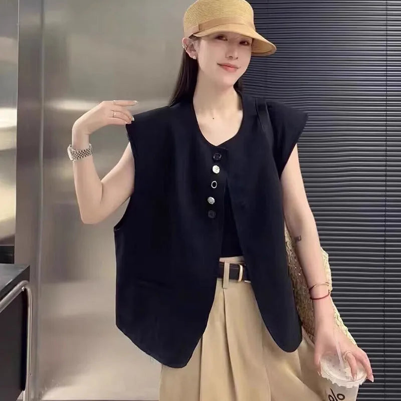 Women's loose-fit polyester vest in milky white with two front pockets, 40cm length