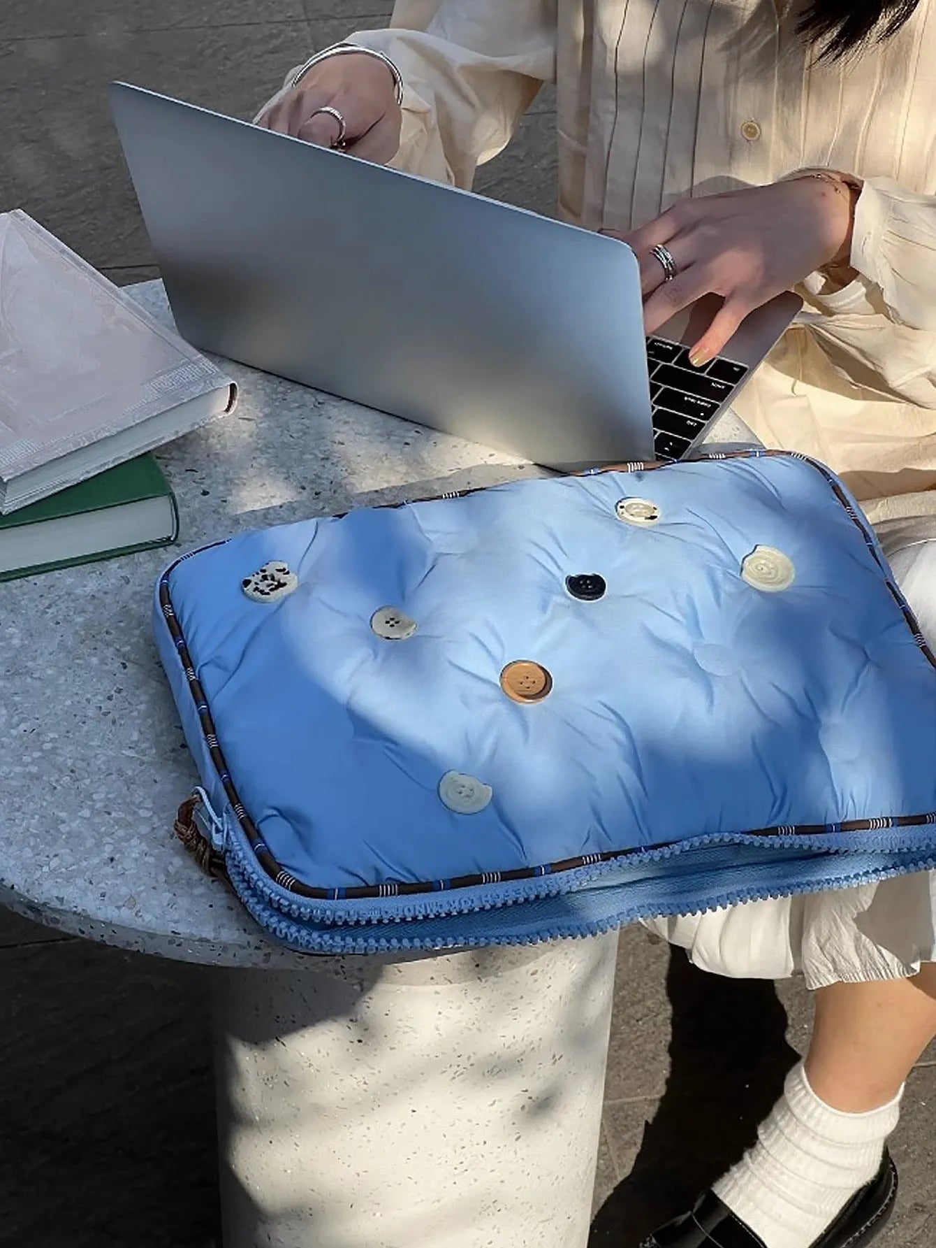 Blue plaid pattern nylon laptop protective case for a 14-inch computer.