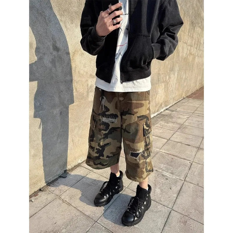 Men's camouflage cropped jeans with straight-leg cut and loose fit in thin cotton fabric