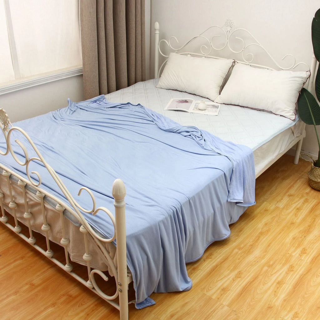 Blue cooling blanket with Japanese Q-Max 0.4 heat-absorbing fibres measuring 180cm wide