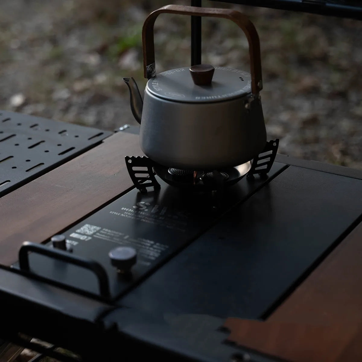 Black split half-unit IGT desktop three-head camping furnace for one to two people, outdoor use