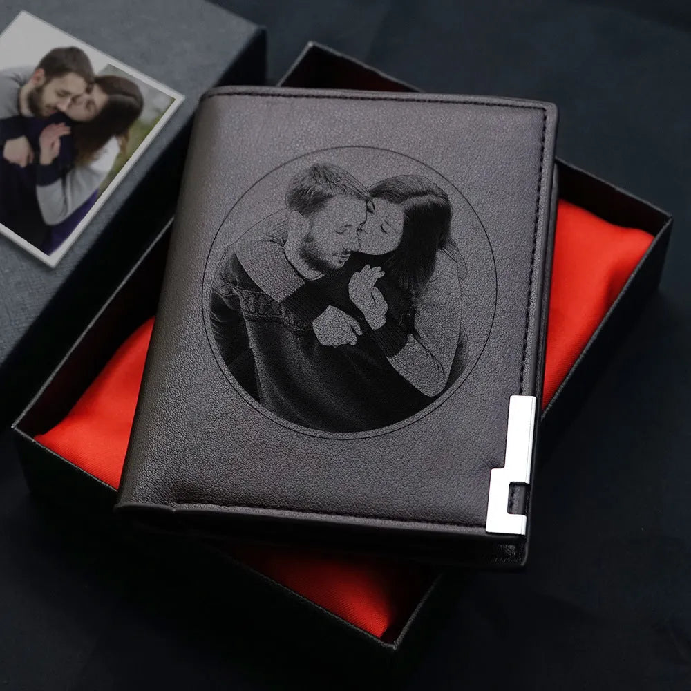 Men's leather wallet with zipper closure in classic colour, individually packaged for gifting