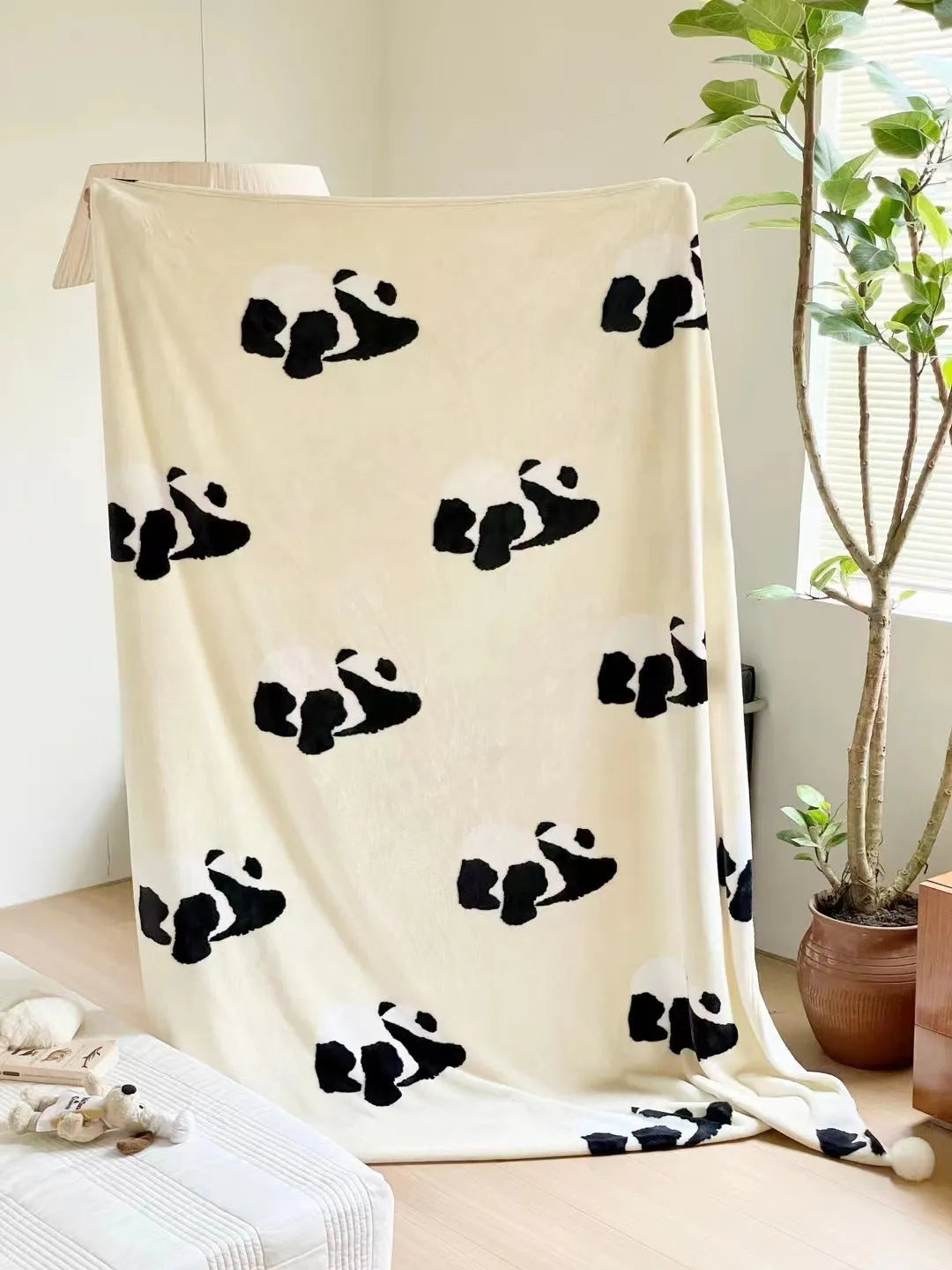 Panda cartoon pattern flannel blanket measuring 150x200cm on single bed