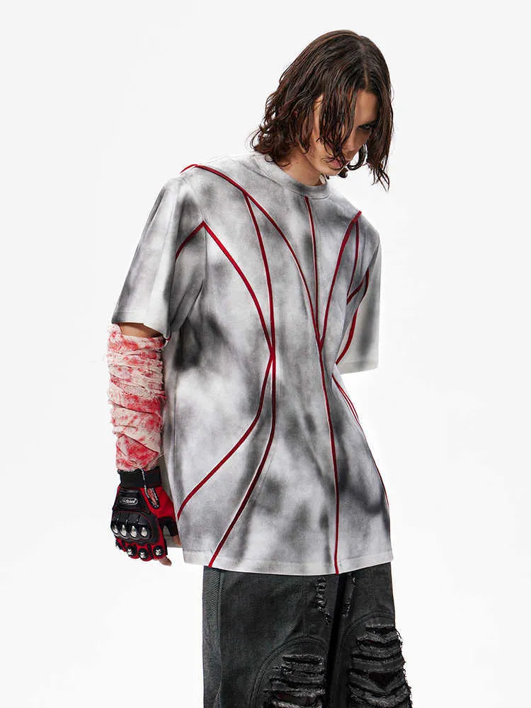 Padded shoulder short sleeve T-shirt with three-dimensional line patchwork design on round neck