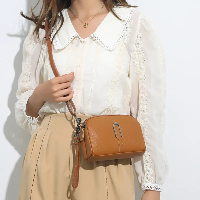 Genuine leather women's shoulder bag in horizontal square shape measuring 19x13x6cm