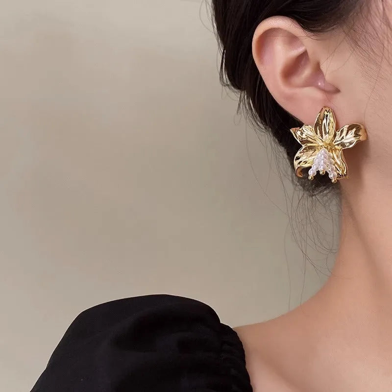 Gold H1795 metal pearl flower earrings with exaggerated floral design for women