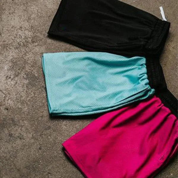 Men's mesh quick-drying shorts in black, featuring a solid colour design and mesh lining for athletic use