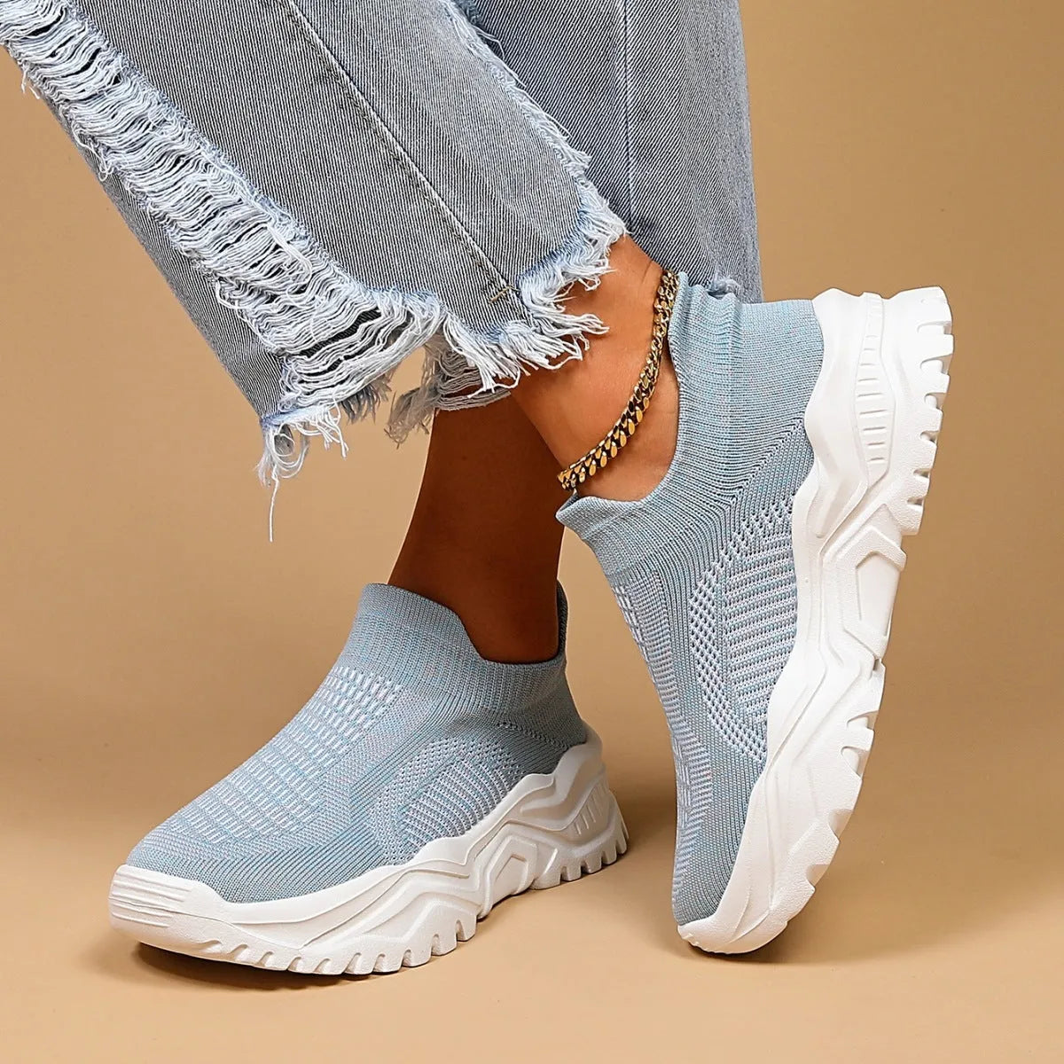 Light blue women's mesh slip-on sports shoes with round toe and 3-5cm heel